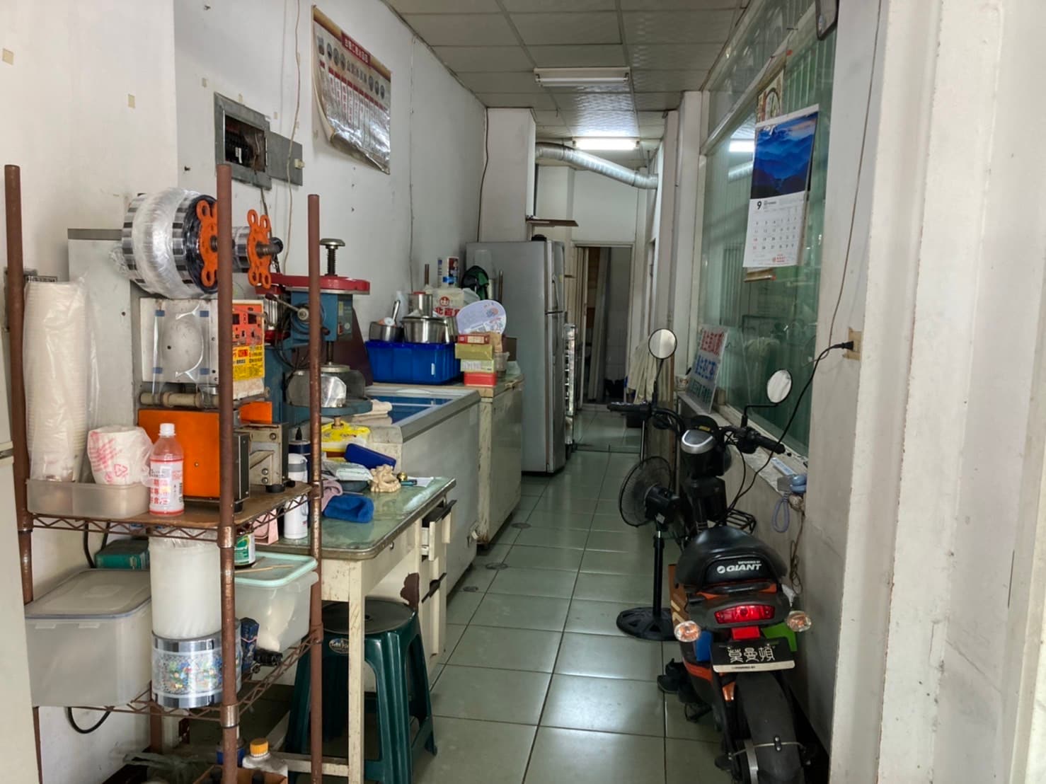 舊店後場的工作空間,如今已是客人用餐的桌區