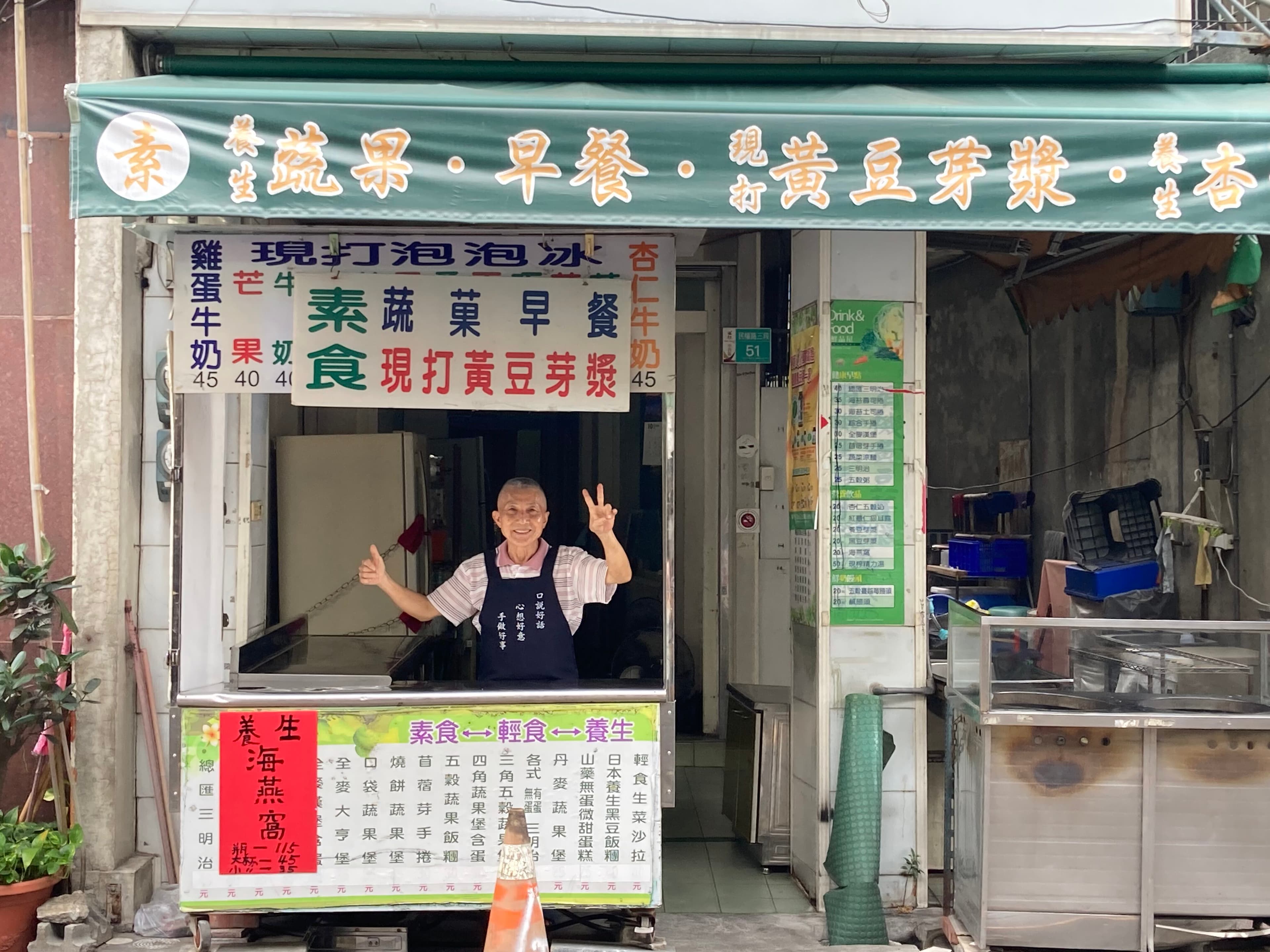 楊阿伯站在舊早餐店前,留下這段故事最早的身影